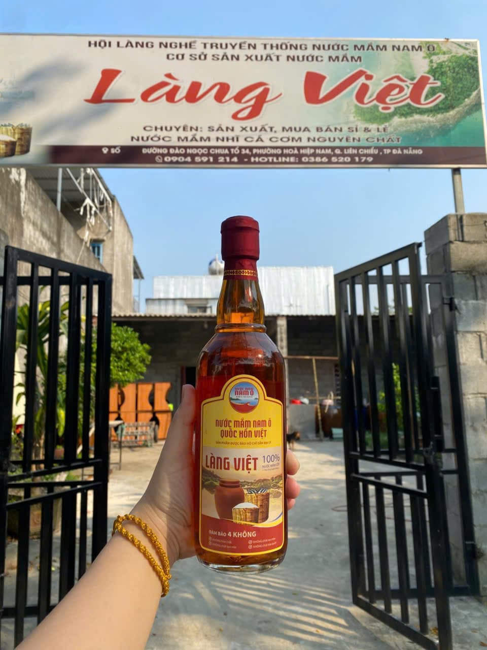 Chai nước mắm nhĩ Làng Việt trước cổng cơ sở sản xuất tại Nam Ô