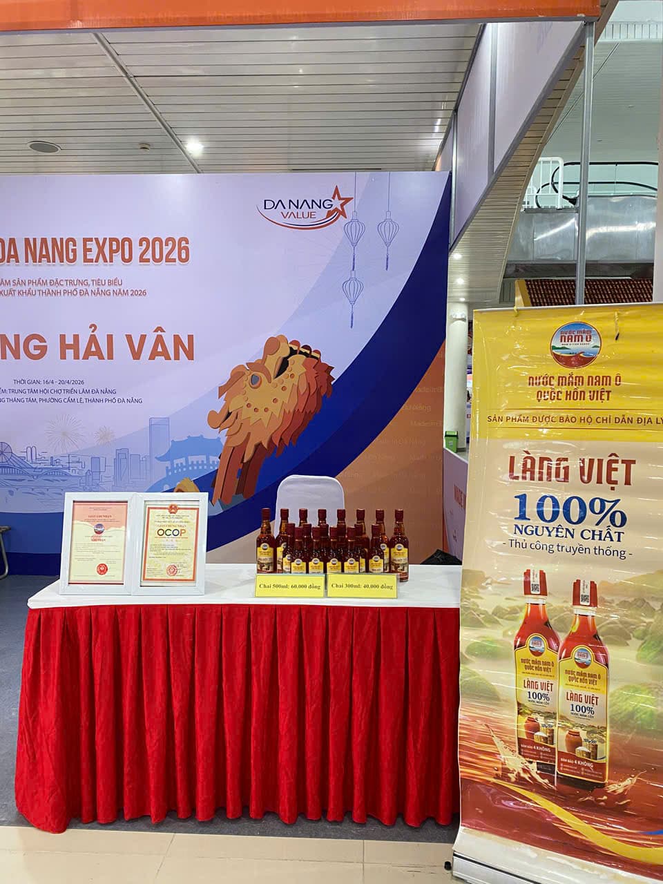 Các giấy chứng nhận của cơ sở Làng Việt trưng bày tại gian hàng hội chợ